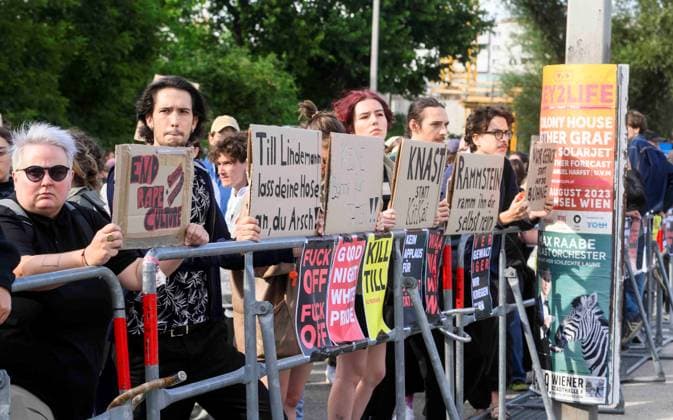20230726 Kundgebung Keine Buehne fuer Rammstein WIEN, OESTERREICH - 26. JULI: Kundgebung Keine Buehne fuer Rammstein , organisiert von aufstehn aufgrund der Voruerfe der sexuellen Belaestiung von Fans durch den Saenger un Rammstein vor dem Ernst-Happel-Stadion am 26. Juli, 2023 in Wien, Oesterreich. 230726_SEPA_32_031 Copyright: xMartinxJuenx SEPAxMedia