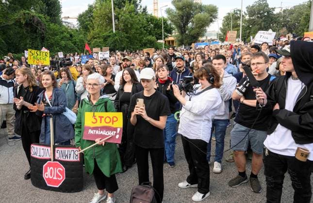 20230726 Kundgebung Keine Buehne fuer Rammstein WIEN, OESTERREICH - 26. JULI: Kundgebung Keine Buehne fuer Rammstein , organisiert von aufstehn aufgrund der Voruerfe der sexuellen Belaestiung von Fans durch den Saenger un Rammstein vor dem Ernst-Happel-Stadion am 26. Juli, 2023 in Wien, Oesterreich. 230726_SEPA_32_033 Copyright: xMartinxJuenx SEPAxMedia