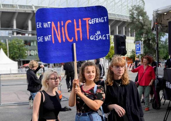 20230726 Kundgebung Keine Buehne fuer Rammstein WIEN, OESTERREICH - 26. JULI: Kundgebung Keine Buehne fuer Rammstein , organisiert von aufstehn aufgrund der Voruerfe der sexuellen Belaestiung von Fans durch den Saenger un Rammstein vor dem Ernst-Happel-Stadion am 26. Juli, 2023 in Wien, Oesterreich. 230726_SEPA_32_023 Copyright: xMartinxJuenx SEPAxMedia