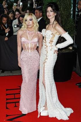 Mark Hotel Departures For The Met - NYC Donatella Versace and Anne Hathaway depart The Mark Hotel for The 2023 Met Gala (2023 Costume Institute Benefit) Celebrating Karl Lagerfeld: A Line Of Beauty at The Mark Hotel on May 1, 2023 in Manhattan, New York City, NY, USA. Photo by Image Press Agency ABACAPRESS.COM New York City NY United States  Copyright: xImagexPressxAgency ABACAx 851454_038 ImagexPressxAgency ABACAx 851454_038 