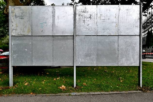 Welche neuen Gesichter sehen wir demnächst im Bayerischen Landtag ? Zur bayerischen Landtagswahl im werden bereits Stellwände für die kommenden Wahlplakate aufgebaut. Bad Reichenhall Bayern Deutschland *** Which new faces will we soon see in the Bavarian state parliament For the Bavarian state election in the are already erecting movable walls for the upcoming election posters Bad Reichenhall Bavaria Germany Copyright: xRolfxPossx