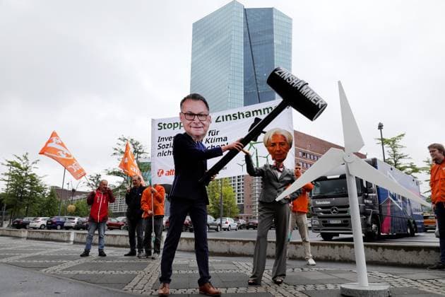 Bilder des Jahres 2023, News 07 Juli News Themen der Woche KW30 News Bilder des Tages 27.07.2023, Frankfurt, DEU Unter dem Motto Stoppt den Zinshammer, Investitionen fuer Soziales und Klima nicht plattmachen ! protestieren Mitglieder von Attac gegen die Zinspolitik der Europaeischen Zentralbank, EZB. *** 27 07 2023, Frankfurt, DEU Under the motto Stop the interest rate hammer, do not flatten investments for social issues and climate, members of Attac protest against the interest rate policy of the European Central Bank, ECB