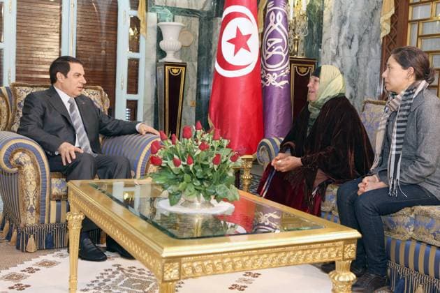 Tunisian president Zine El-Abidine Ben Ali visits Bouazizi at hospital - Tunis Tunisian president Zine El-Abidine Ben Ali receives the family of 26-year-old Mohamed Bouazizi, mother Mannoubia (C), and sister Leila (R) at Carthage Palace near Tunis, Tunisia on December 28, 2010. Bouazizi is the young Tunisian who set himself on fire last month in a protest over unemployment, sparking a wave of unrest that forced Ben Ali to leave the country, few days after Bouazizi died. Photo by Balkis Press ABACAPRESS.COM Tunis Tunisia  Copyright: xBalkisxPress ABACAx 259887_002 BalkisxPress ABACAx 259887_002 