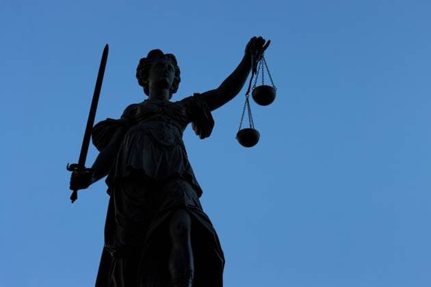 Justiz, Symbolfotos Justitia-Statue in Frankfurt am Main Die Justitia-Statue steht inmitten des Gerechtigkeitsbrunnens auf dem Römerberg in Frankfurt am Main. Frankfurt am Main Römerberg Hessen Deutschland *** Justitia Statue in Frankfurt on Main the Justitia Statue is in the middle of of Well justice at the Römerberg in Frankfurt on Main Frankfurt on Main Römerberg Hesse Germany 2023-02-07_ffm_roemerberg_justitia_02