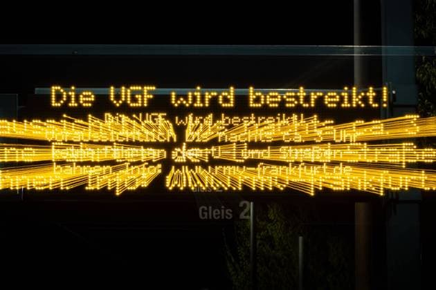 Streik im öffentlichen Nahverkehr Die VGF wird bestreikt! steht auf einer Anzeigetafel an einer U-Bahn-Haltestation in Frankfurt am Main. (Zoomeffekt zur Brennweitenveränderung) Frankfurt am Main Hessen Deutschland *** Strike at public Local traffic the VGF will bestreikt is at a Scoreboard to a U Rail Holding station in Frankfurt on Main Zoom effect to Focal length change Frankfurt on Main Hesse Germany 2023-03-27_streik_VGF_02