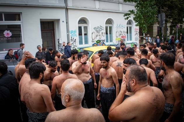 News Themen der Woche KW30 News Bilder des Tages Trauermarsch der Schiiten in Bonn. Männer mit nacktem Oberkörper stehen eng zusammen beim Trauermarsch der schiitischen Gemeinde Qamar Bani Hasim zum Gedenken an den getöteten Imam Husain am 27.07.2023 Bonn Altstadt Nordrhein-Westfalen Deutschland *** Funeral march of the Shiites in Bonn Men with naked upper body stand close together during the funeral march of the Shiite community Qamar Bani Hasim in memory of the killed Imam Husain on 27 07 2023 Bonn Altstadt Nordrhein Westfalen Germany