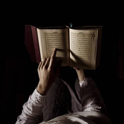 Silhouette Frau liest Koran. Auflösung und hohe Qualität schönes Foto *** Silhouette Woman reads Koran Resolution and high Quality Beautiful Photo Copyright: imageBROKER OleksandrxLatkun ibxole09443244.jpg ,model released, Symbolfoto ,property released