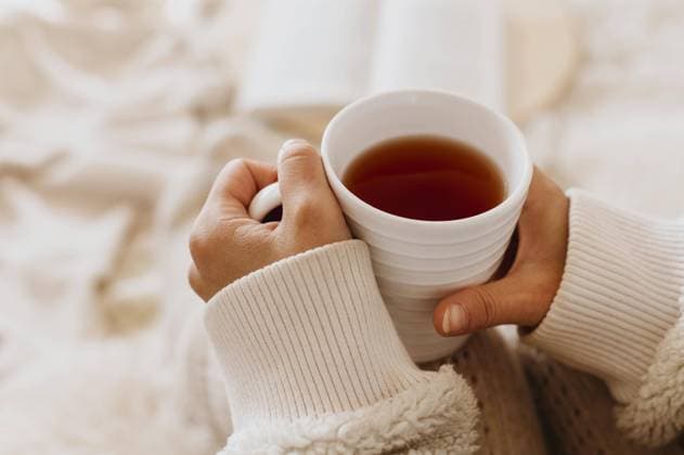 Junge Frau hält eine Tasse Tee und genießt den Winterurlaub. Auflösung und hohe Qualität schönes Foto *** Boy Woman holds a Cup Tea and enjoys the Winter holidays Resolution and high Quality Beautiful Photo Copyright: imageBROKER OleksandrxLatkun ibxole09443738.jpg