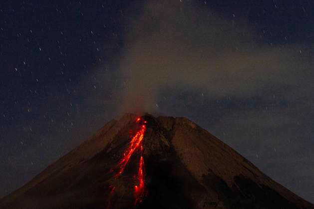 News Themen der Woche KW30 News Bilder des Tages July 27, 2023, Sleman, Yogyakarta, Indonesia: Glowing lava flows from erupting volcano Mount Merapi, under a star filled night skyl, seen from Tunggul Arum Village, Yogyakarta. Sleman Indonesia - ZUMAb228 20230728_zip_b228_002 Copyright: xAnggaxBudhiyantox