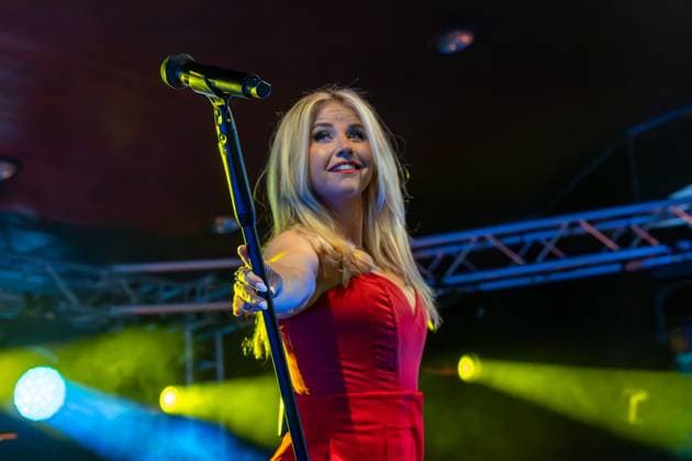Entertainment Bilder des Tages Bad Krozingen Open Air im Park 2023, Schlagergala, 27.07.2023 Beatrice Egli beim Konzert in Bad Krozingen. Open Air im Park 2023, Schlagergala, 27.07.2023 *** Bad Krozingen Open Air im Park 2023, Schlagergala, 27 07 2023 Beatrice Egli at the concert in Bad Krozingen Open Air im Park 2023, Schlagergala, 27 07 2023 Copyright: xEibner-Pressefoto ThomasxHessx EP_EER