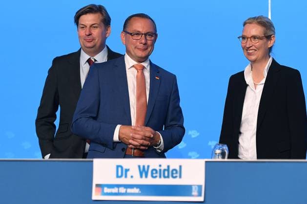 14. Bundesparteitag der Alternative für Deutschland am 28.07.2023 in der Messe Magdeburg in Magdeburg Maximilian Krah ( AfD-Spitzenkandidat für die Europawahl ) - Tino Chrupalla ( Bundessprecher AfD ) - Dr. Alice Weidel ( Bundessprecherin AfD ) *** 14 Federal Party Congress of the Alternative for Germany on 28 07 2023 in the Magdeburg Fair in Magdeburg Maximilian Krah AfD top candidate for the European election Tino Chrupalla Federal Spokesman AfD Dr Alice Weidel Federal Spokeswoman AfD xRx