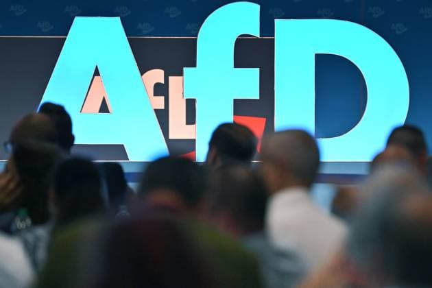 Randmotiv-Blick auf blaues AfD Logo, im Vordergrund sitzen die Delegierten. 14.Bundesparteitag der AfD Alternative fuer Deutschland am 28.07.2023 in der Messe Magdeburg Sven Simon Fotoagentur GmbH & Co. Pressefoto KG *** Edge motive view on blue AfD Logo, in the foreground sit the delegates 14 federal party conference of the AfD alternative for Germany on 28 07 2023 in the fair Magdeburg Sven Simon photo agency GmbH Co Pressefoto