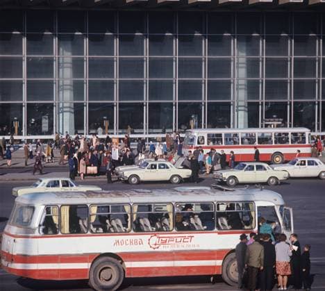 Square in front of Kursky Rail Terminal 498157 01.06.1974 Square in front of Kursky Rail Terminal. Oleg Ivanov Sputnik Moscow Russia  Copyright: xOlegxIvanovx