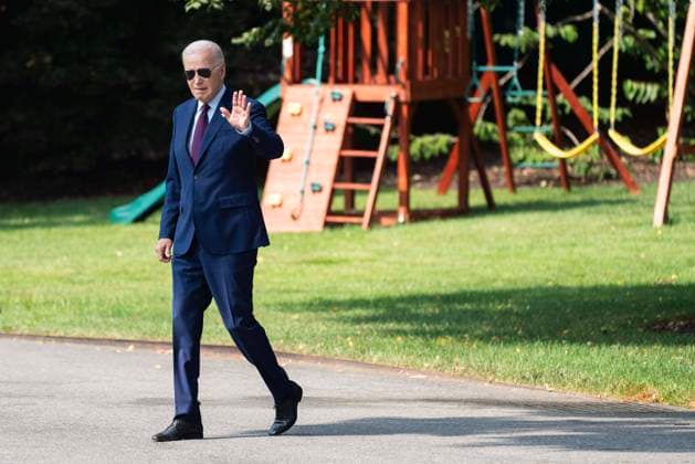 News Themen der Woche KW30 News Bilder des Tages President Biden At the White House - DC US President Joe Biden walks on the South Lawn of the White House before boarding Maine One in Washington, DC, US, on Friday, July 28, 2023. Biden will discuss Bidenomics at Auburn Manufacturing Inc. Auburn, Maine, later today. Photo by Nathan Howard Pool ABACAPRESS.COM Washington DC  Copyright: xPool ABACAx 862267_002 Pool ABACAx 862267_002 