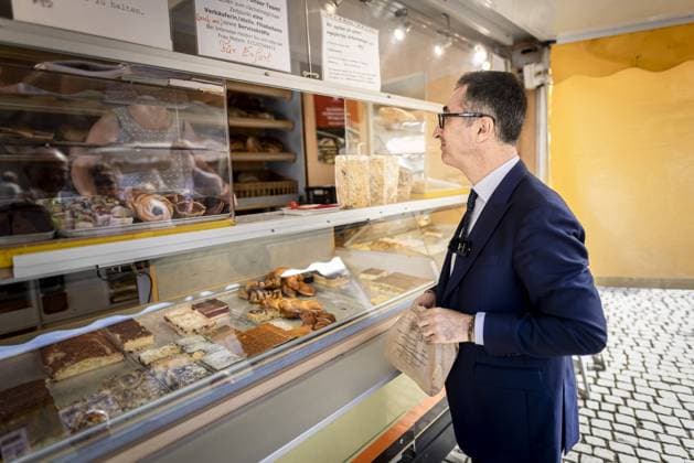 News Themen der Woche KW30 News Bilder des Tages Bundeslandwirtschaftsminister Cem Oezdemir besucht einen Wochenmarkt im Rahmen der Sommertour 2023 in Gotha, 28.07.2023. Gotha Deutschland *** Federal Minister of Agriculture Cem Oezdemir visits a weekly market as part of the Summer Tour 2023 in Gotha, 28 07 2023 Gotha Germany. Copyright: xLeonxKuegeler photothek.de BMELx