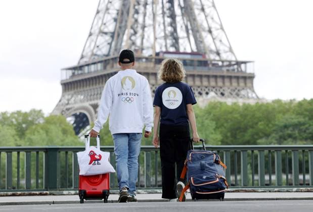 TOURISTES DES JO DE PARIS 2024 ILLUSTRATION PHOTOPQR LE PARISIEN Jean-Baptiste Quentin ; Paris ; 25 07 2023 ; Illustrations autour des touristes spectateurs des Jeux Olympiques Paris 2024, hébergement, Airnb, métro, RATP, valise, logo, merchandising, LP Jean-Baptiste Quentin - Paris, France, july 25th 2023. illustration photos about the tourists of the Paris 2024 olympic games. Tourism, accommodation, *** Local Caption *** Illustration Jeux Olympiques Paris 2024 Paris 75 France  Copyright: xPHOTOPQR LExPARISIEN MAXPPPxJean-BaptistexQuentinx 20230728LPA8681 20230728LPA8681