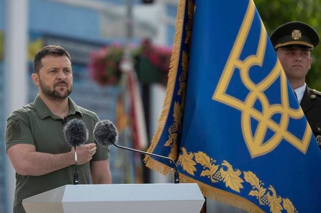 News Themen der Woche KW30 News Bilder des Tages July 28, 2023, Kyiv, Kiev Oblast, Ukraine: Ukrainian President Volodymyr Zelenskyy stands for the national anthem during a ceremony marking the Day of Ukrainian Statehood on Mykhailivska Square, July 28, 2023 in Kyiv, Ukraine. Kyiv Ukraine - ZUMAp138 20230728_zaa_p138_032 Copyright: xUkrainianxPresidentialxPressxOffx