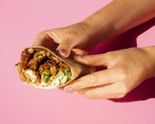  Close up Frau hält leckeren Burrito. Auflösung und hohe Qualität schönes Foto *** Close up Woman holds tasty Burrito Resolution and high Quality Beautiful Photo Copyright: imageBROKER/OleksandrxLatkun ibxole09444905.jpg