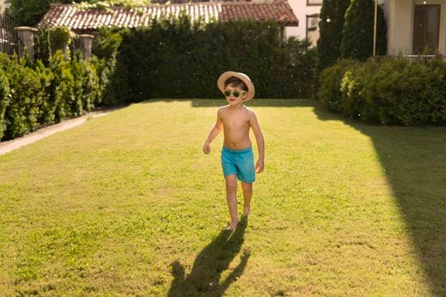 Creative Highlights Symbolbilder Junge mit Hut und Sonnenbrille. Schönes Foto *** Boy with Hat and Sunglasses Beautiful Photo Copyright: imageBROKER/OleksandrxLatkun ibxole09445252.jpg ,model released, Symbolfoto ,property released