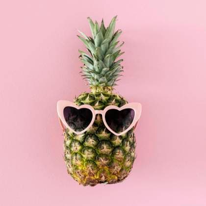  Draufsicht Ananas mit herzförmiger Sonnenbrille. Schönes Foto *** Top view Pineapple with Herzförmiger Sunglasses Beautiful Photo Copyright: imageBROKER/OleksandrxLatkun ibxole09445751.jpg