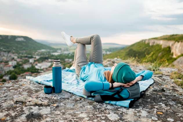 Creative Highlights Symbolbilder Reisender mit Mütze entspannt sich im Freien. Schönes Foto *** Traveler with Cap relaxed itself at Free Beautiful Photo Copyright: imageBROKER/OleksandrxLatkun ibxole09445780.jpg ,model released, Symbolfoto ,property released