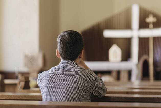  Rückansicht Junge betet in der Kirche. Foto mit hoher Auflösung *** rear view Boy pray in the Church Photo with high Resolution Copyright: imageBROKER/OleksandrxLatkun ibxole09445872.jpg ,model released, Symbolfoto ,property released