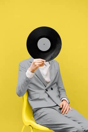 Creative Highlights Symbolbilder Mann, der sein Gesicht mit einer Schallplatte bedeckt, während er ultimative graue Kleidung trägt. Foto mit hoher Auflösung *** Man, the its Face with a Record covered, during he ultimate Grey Clothing carries Photo with high Resolution Copyright: imageBROKER/OleksandrxLatkun ibxole09446203.jpg ,model released, Symbolfoto ,property released