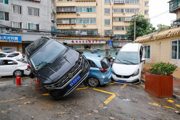 News Themen der Woche KW30 News Bilder des Tages Rainstorm Hit Jinan, China Cars blown over after Super Typhoon Doksuri torrential rain in a community in Jinan, East China s Shandong Province, July 29, 2023. Jinan China  Copyright: xCFOTOx originalFilename: cfoto-rainstor230729_npcxv.jpg