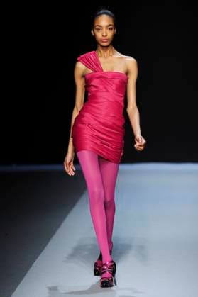 Emanuel Ungaro Ready-To-Wear Fall Winter 2009-2010 Show - Paris Jourdan Dunn presents a creation by Colombian-US designer Esteban Cortazar for Emanuel Ungaro Fall-Winter 2009 2010 ready-to-wear collection show held at the Carrousel du Louvre in Paris, France, on March 8, 2009. Photo by Mehdi Taamallah ABACAPRESS.COM Paris France  Copyright: xTaamallahxMehdi ABACAx 180453_035 TaamallahxMehdi ABACAx 180453_035 