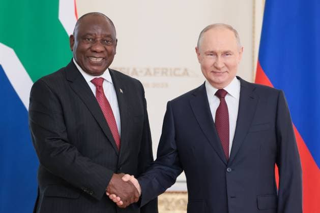 News Themen der Woche KW30 RUSSIA, ST PETERSBURG - JULY 29, 2023: South Africa s President Cyril Matamela Ramaphosa (L) and Russia s President Vladimir Putin shake hands during a meeting at the second Russia-Africa Summit at the Constantine Palace. Mikhail Metzel TASS Host Photo Agency  60744999