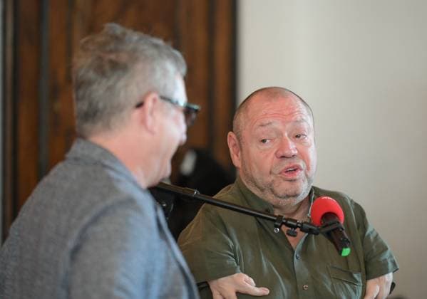 Ö1 - Klassik Treffpunkt mit Thomas Quasthoff und Moderator Helmut Jasbar im Klostersaal in Traunkirchen im Rahmen der Salzkammergut festwochen Gmunden, am 29.07.2023, Das Bild zeigt den Sänger Thomas Quasthoff im Interview mit dem Ö1-Moderator Helmut Jasbar 2022 - Ö1 - Klassik Treffpunkt mit Thomas Quasthoff und Moderator Helmut Jasbar im Klostersaal in Traunkirchen im Rahmen der Salzkammergut festwochen Gmunden, am 29.07.2023.