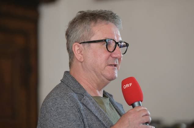 Ö1 - Klassik Treffpunkt mit Thomas Quasthoff und Moderator Helmut Jasbar im Klostersaal in Traunkirchen im Rahmen der Salzkammergut festwochen Gmunden, am 29.07.2023, Das Bild zeigt den Ö1-Moderator Helmut Jasbar 2022 - Ö1 - Klassik Treffpunkt mit Thomas Quasthoff und Moderator Helmut Jasbar im Klostersaal in Traunkirchen im Rahmen der Salzkammergut festwochen Gmunden, am 29.07.2023.