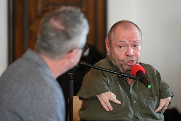 Ö1 - Klassik Treffpunkt mit Thomas Quasthoff und Moderator Helmut Jasbar im Klostersaal in Traunkirchen im Rahmen der Salzkammergut festwochen Gmunden, am 29.07.2023, Das Bild zeigt den Sänger Thomas Quasthoff im Interview mit dem Ö1-Moderator Helmut Jasbar 2022 - Ö1 - Klassik Treffpunkt mit Thomas Quasthoff und Moderator Helmut Jasbar im Klostersaal in Traunkirchen im Rahmen der Salzkammergut festwochen Gmunden, am 29.07.2023.
