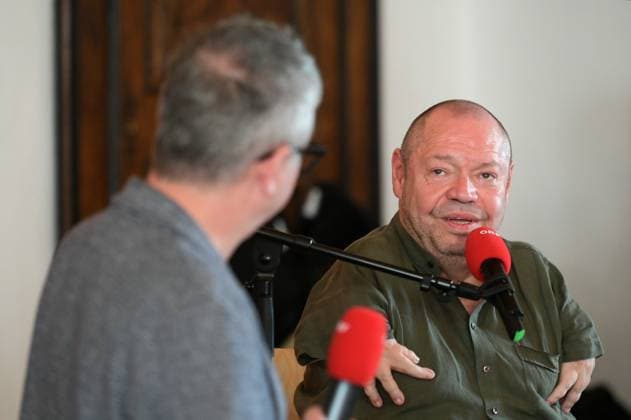 Ö1 - Klassik Treffpunkt mit Thomas Quasthoff und Moderator Helmut Jasbar im Klostersaal in Traunkirchen im Rahmen der Salzkammergut festwochen Gmunden, am 29.07.2023, Das Bild zeigt den Sänger Thomas Quasthoff im Interview mit dem Ö1-Moderator Helmut Jasbar 2022 - Ö1 - Klassik Treffpunkt mit Thomas Quasthoff und Moderator Helmut Jasbar im Klostersaal in Traunkirchen im Rahmen der Salzkammergut festwochen Gmunden, am 29.07.2023.
