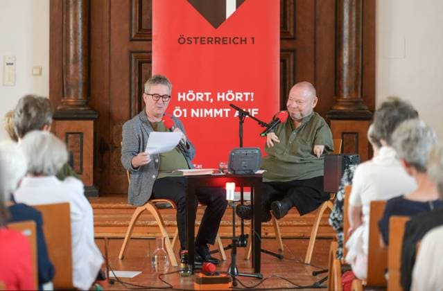 Ö1 - Klassik Treffpunkt mit Thomas Quasthoff und Moderator Helmut Jasbar im Klostersaal in Traunkirchen im Rahmen der Salzkammergut festwochen Gmunden, am 29.07.2023, Das Bild zeigt den Sänger Thomas Quasthoff im Interview mit dem Ö1-Moderator Helmut Jasbar 2022 - Ö1 - Klassik Treffpunkt mit Thomas Quasthoff und Moderator Helmut Jasbar im Klostersaal in Traunkirchen im Rahmen der Salzkammergut festwochen Gmunden, am 29.07.2023.