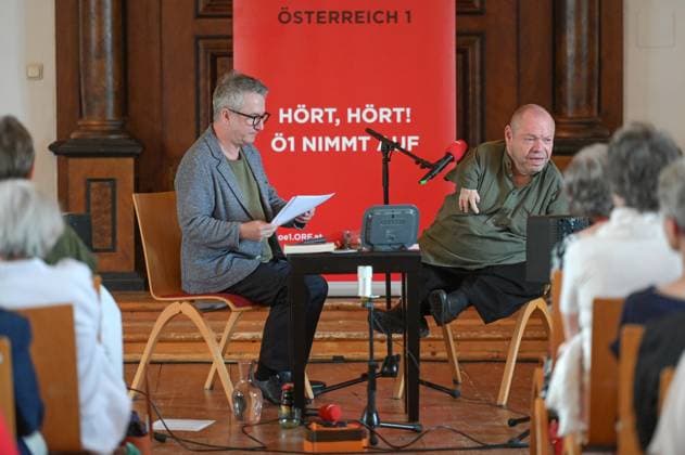 Ö1 - Klassik Treffpunkt mit Thomas Quasthoff und Moderator Helmut Jasbar im Klostersaal in Traunkirchen im Rahmen der Salzkammergut festwochen Gmunden, am 29.07.2023, Das Bild zeigt den Sänger Thomas Quasthoff im Interview mit dem Ö1-Moderator Helmut Jasbar 2022 - Ö1 - Klassik Treffpunkt mit Thomas Quasthoff und Moderator Helmut Jasbar im Klostersaal in Traunkirchen im Rahmen der Salzkammergut festwochen Gmunden, am 29.07.2023.