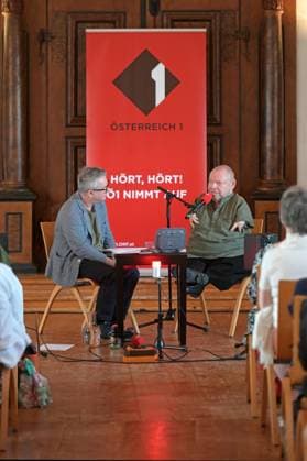 Ö1 - Klassik Treffpunkt mit Thomas Quasthoff und Moderator Helmut Jasbar im Klostersaal in Traunkirchen im Rahmen der Salzkammergut festwochen Gmunden, am 29.07.2023, Das Bild zeigt den Sänger Thomas Quasthoff im Interview mit dem Ö1-Moderator Helmut Jasbar 2022 - Ö1 - Klassik Treffpunkt mit Thomas Quasthoff und Moderator Helmut Jasbar im Klostersaal in Traunkirchen im Rahmen der Salzkammergut festwochen Gmunden, am 29.07.2023.