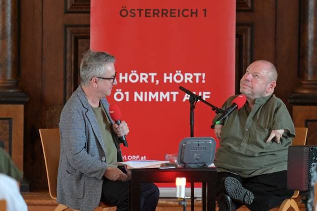 Ö1 - Klassik Treffpunkt mit Thomas Quasthoff und Moderator Helmut Jasbar im Klostersaal in Traunkirchen im Rahmen der Salzkammergut festwochen Gmunden, am 29.07.2023, Das Bild zeigt den Sänger Thomas Quasthoff im Interview mit dem Ö1-Moderator Helmut Jasbar 2022 - Ö1 - Klassik Treffpunkt mit Thomas Quasthoff und Moderator Helmut Jasbar im Klostersaal in Traunkirchen im Rahmen der Salzkammergut festwochen Gmunden, am 29.07.2023.