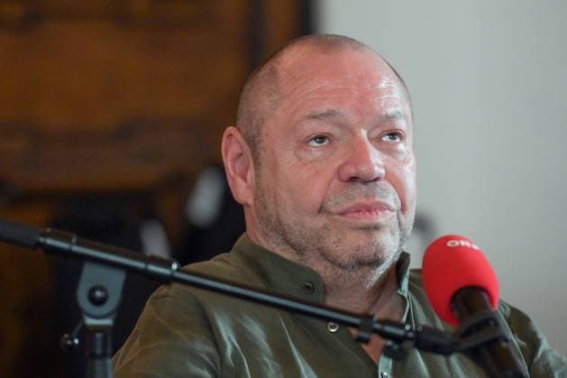 Ö1 - Klassik Treffpunkt mit Thomas Quasthoff und Moderator Helmut Jasbar im Klostersaal in Traunkirchen im Rahmen der Salzkammergut festwochen Gmunden, am 29.07.2023, Das Bild zeigt den Sänger Thomas Quasthoff während des Interviews 2022 - Ö1 - Klassik Treffpunkt mit Thomas Quasthoff und Moderator Helmut Jasbar im Klostersaal in Traunkirchen im Rahmen der Salzkammergut festwochen Gmunden, am 29.07.2023.