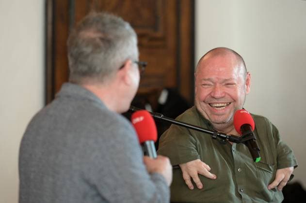 Entertainment Bilder des Tages Ö1 - Klassik Treffpunkt mit Thomas Quasthoff und Moderator Helmut Jasbar im Klostersaal in Traunkirchen im Rahmen der Salzkammergut festwochen Gmunden, am 29.07.2023, Das Bild zeigt den Sänger Thomas Quasthoff im Interview mit dem Ö1-Moderator Helmut Jasbar 2022 - Ö1 - Klassik Treffpunkt mit Thomas Quasthoff und Moderator Helmut Jasbar im Klostersaal in Traunkirchen im Rahmen der Salzkammergut festwochen Gmunden, am 29.07.2023.