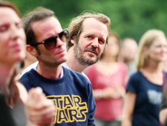 Musikfestival Heimspiel Knyphausen (28. bis 30. Juli 2023), Konzert von Willy Mason am Freitag, 28. Juli 2023. Gisbert zu Knyphausen unter den Zuschauern. Auftritt des Musikers Willy Mason mit Band beim Festival >> Heimspiel Knyphausen << am 28. Juli 2023. Zu sehen Festival-Gastgeber Gisbert zu Knyphausen im Publikum des Festivals. Eltville-Erbach Eltville am Rhein Rheinland-Pfalz Deutschland Weingut Baron von Knyphausen