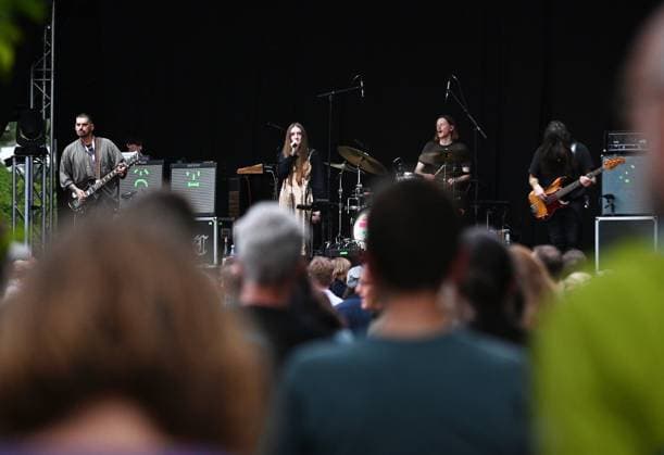Musikfestival Heimspiel Knyphausen (28. bis 30. Juli 2023), Konzert der Band >> Dry Cleaning << (Post-Punk) am Freitag, 28. Juli 2023. Auftritt der Musikband >> Dry Cleainng << beim Festival >> Heimspiel Knyphausen << am 28. Juli 2023. Zu sehen Thomas Paul Dowse (Gitarre) (li.), Florence Cleopatra Shaw (Gesang) (2.v.l.), Nicolas Hugh Andrew Buxton (Schlagzeug) (2.v.r.), Lewis Maynard (Bass) (re.) Eltville-Erbach Eltville am Rhein Rheinland-Pfalz Deutschland Weingut Baron von Knyphausen