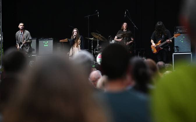 Musikfestival Heimspiel Knyphausen (28. bis 30. Juli 2023), Konzert der Band >> Dry Cleaning << (Post-Punk) am Freitag, 28. Juli 2023. Auftritt der Musikband >> Dry Cleainng << beim Festival >> Heimspiel Knyphausen << am 28. Juli 2023. Zu sehen Thomas Paul Dowse (Gitarre) (li.), Florence Cleopatra Shaw (Gesang) (2.v.l.), Nicolas Hugh Andrew Buxton (Schlagzeug) (2.v.r.), Lewis Maynard (Bass) (re.) Eltville-Erbach Eltville am Rhein Rheinland-Pfalz Deutschland Weingut Baron von Knyphausen