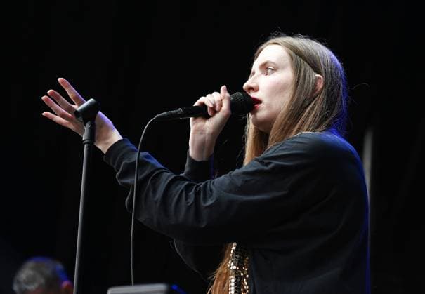 Musikfestival Heimspiel Knyphausen (28. bis 30. Juli 2023), Konzert der Band >> Dry Cleaning << (Post-Punk) am Freitag, 28. Juli 2023. Auftritt der Musikband >> Dry Cleaning << beim Festival >> Heimspiel Knyphausen << am 28. Juli 2023. Zu sehen Sängerin Florence Cleopatra Shaw (Gesang) in Aktion. Eltville-Erbach Eltville am Rhein Rheinland-Pfalz Deutschland Weingut Baron von Knyphausen