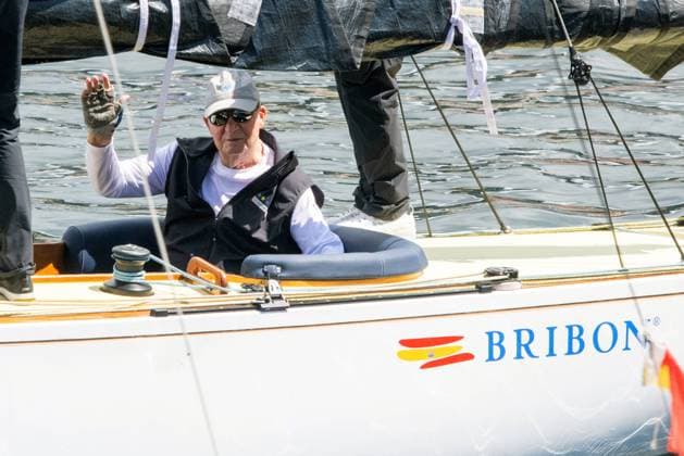 Entertainment Themen der Woche KW30 Entertainment Bilder des Tages Juan Carlos And Infanta Elena arrive at the port of Sanxenxo - Spain King Juan Carlos I sails on El Bribon , on July 29, 2023, in Sanxenxo, Pontevedra, Galicia (Spain). The King emeritus arrived last July 26 to Galicia, in what will be his third visit since he moved in August 2020 to United Arab Emirates (UAE), just three days after the celebration of the general elections of 23J. During his stay he will dispute from 28 to 30, a new 6mR class regatta at the helm of the Bribon, this regatta serves to prepare the world regatta 6mR to be held on the Isle of Wright (UK) at the end of August. Juan Carlos I s presence in Sanxenxo is expected to last until then. Photo by JosÃ Oliva ABACAPRESS.COM Sanxenxo, Pontevedra (Galicia) Spain  Copyright: xEuropaxPress ABACAx 862335_021 EuropaxPress ABACAx 862335_021 