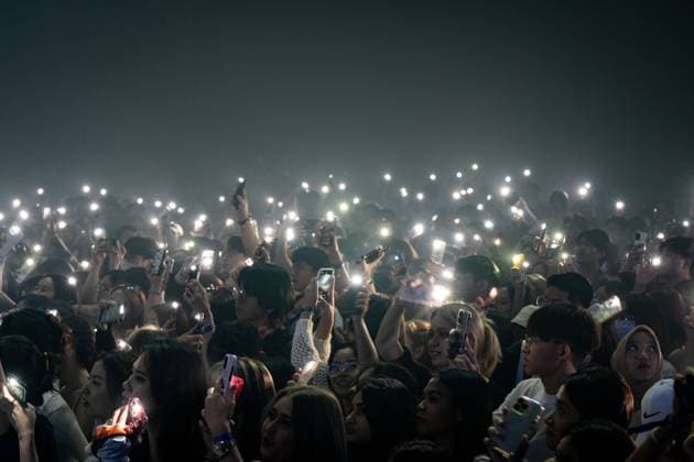 Bilder des Jahres 2023, Entertainment 07 Juli Entertainment Themen der Woche KW30 Entertainment Bilder des Tages July 29, 2023, Bangkok, Thailand: People hold up mobile phone flashlights during VERY SUMMER FEST 2023 in Bangkok. People attend VERY SUMMER FEST 2023 at BITEC (Bangkok International Trade & Exhibition Centre) in Bangkok, Thailand on July 29, 2023. performs at VERY SUMMER FEST 2023 in Bangkok. People attend VERY SUMMER FEST 2023 at BITEC (Bangkok International Trade & Exhibition Centre) in Bangkok, Thailand on July 29, 2023. Bangkok Thailand - ZUMAh236 20230729_zip_h236_048 Copyright: xMattxHuntx