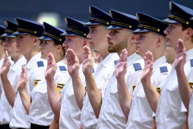 News Themen der Woche KW30 News Bilder des Tages Angehende Polizisten aus Bayern bei der Vereidigungsfeier von 1.500 neu eingestellte Polizistinnen und Polizisten in der Nürnberger Frankenhalle. Nürnberg, 29.07.2023 Bayern Deutschland *** Prospective police officers from Bavaria at the swearing-in ceremony of 1 500 newly recruited police officers at the Frankenhalle in Nuremberg, 29 07 2023 Bavaria Germany Copyright: xDwixAnoraganingrumx