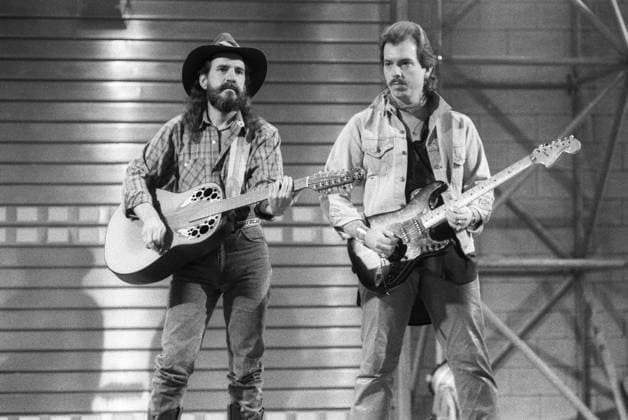 Bellamy Brothers (Country-Duo) 03 85 vZ Die Bellamy Brothers am 4. März 1985 bei einem Auftritt in Extratour (RB ARD) TV Fernsehen Musiksendung Comedysendung Show Musikshow Comedy USA US-amerikanisch amerikanischer amerikanische US-Amerikaner Mann Männer Gesang Musik Country Countrysänger american singer quer halb stehend neutral Gitarre spielend Westerngitarre sw *** Bellamy Brothers Country Duo 03 85 vZ The Bellamy Brothers on 4 March 1985 at a performance in Extratour RB ARD TV Fernsehen Musiksendung Comedysendung Show Musikshow Comedy USA American American American American man men singing music country country singer american singer cross half standing neutral guitar playing western guitar bw