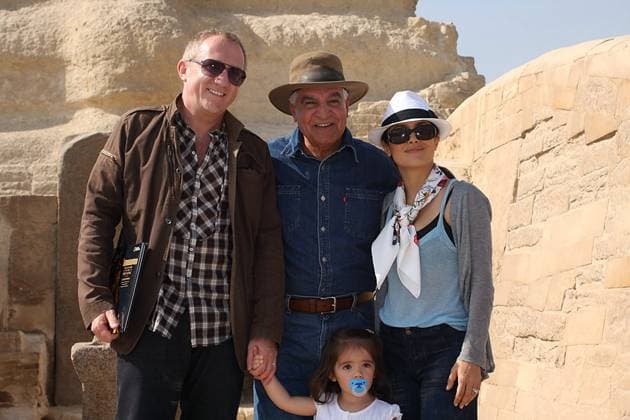 Salma Hayek and family at Pyramids - Cairo Hollywood actress Salma Hayek, her husband Francois-Henri Pinault (R) and their daughter Valentina seen during a tour of the Great Pyramids of Giza with Zahi Hawass (C), chief of Egypt s Supreme Council of Antiquities, on the site of Giza, near Cairo, Egypt, on November 9, 2009. Salma Hayek is in Egypt to attend the Cairo International Film Festival. Photo by Balkis Press ABACAPRESS.COM Cairo Egypt  Copyright: xBalkisxPress ABACAx 208946_001 BalkisxPress ABACAx 208946_001 