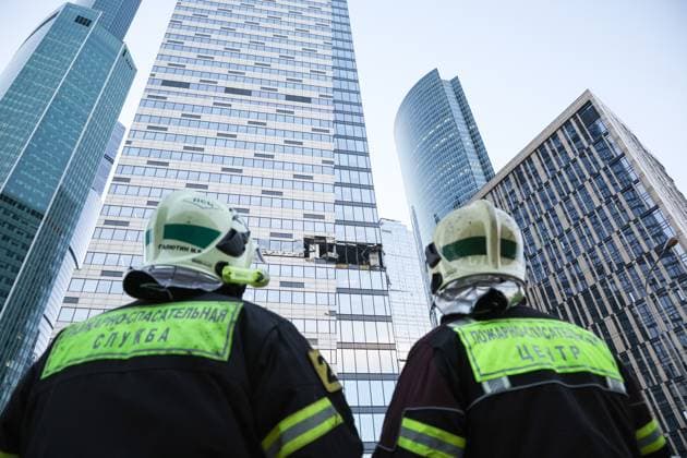 Bilder des Jahres 2023, News 07 Juli News Themen der Woche KW30 News Bilder des Tages RUSSIA, MOSCOW - JULY 30, 2023: First responders are seen at the Moscow International Business Centre (Moscow City) where explosions have hit the Oko-2 tower and a tower of the IQ-Quarter complex. Earlier, Moscow Mayor Sergei Sobyanin said the city was attacked by Ukrainian drones; according to the Russian Defence Ministry, three Ukrainian UAVs took part in the attack, one of them destroyed in the air over the Moscow Region s Odintsovo District. Moscow s Vnukovo Airport was temporarily closed for traffic amid the accident. Mikhail Tereshchenko TASS  60761330